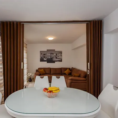 Ana Apartment *